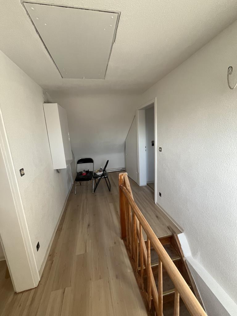 Interessante Gelegenheit - Häuschen zum Fertigrenovieren und Einziehen! - Flur OG (40968)