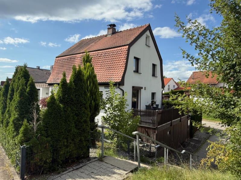 Kopie von Frei stehendes Einfamilienhaus mit Charme - Einziehen und Wohlfühlen! - Aussenansicht (44972)