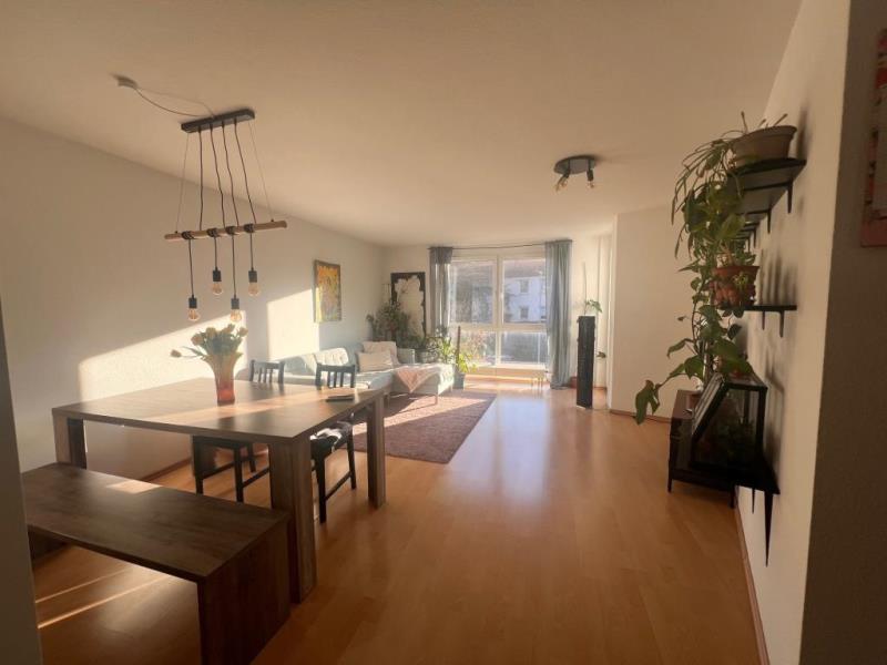 Ideal für Singles und Paare! Helle 2,5 Zimmer Wohnung in Köngen mit Balkon + PKW- Stellplatz! - Wohn- und Essbereich (51797)