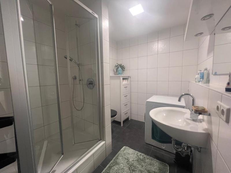 Ideal für Singles und Paare! Helle 2,5 Zimmer Wohnung in Köngen mit Balkon + PKW- Stellplatz! - Badezimmer (51799)