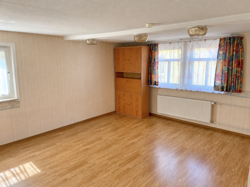 Seltene Gelegenheit! Historisches Bauernhaus mit Scheune in Reichenbach! - Wohnzimmer (53285)