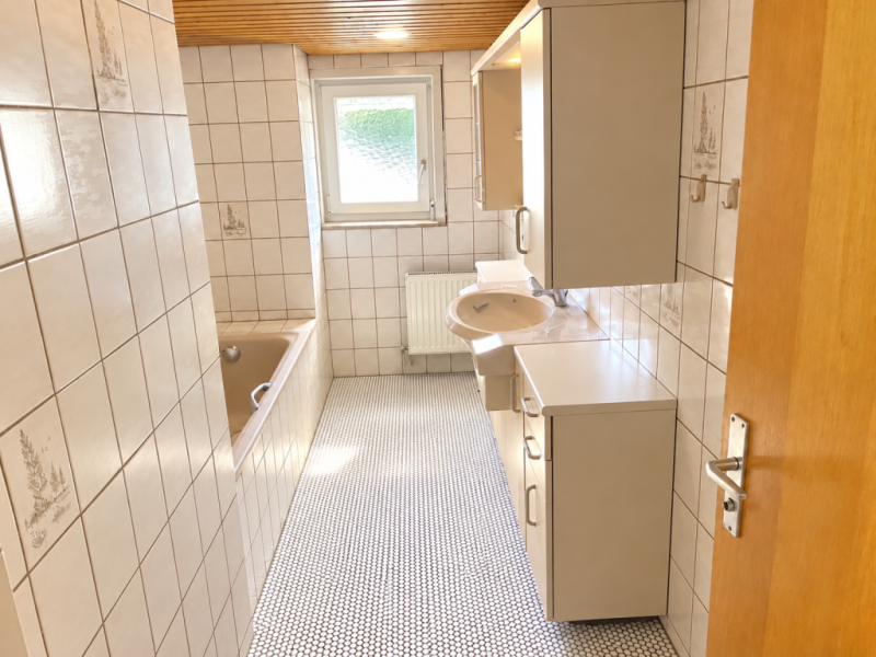 Seltene Gelegenheit! Historisches Bauernhaus mit Scheune in Reichenbach! - Tageslichtbad (OG) (54394)