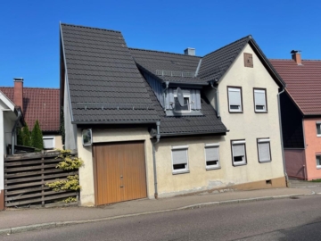 Renovieren Sie dieses kleinere solide Bauernhaus nach Ihren Wünschen!, 73098 Rechberghausen, Einfamilienhaus