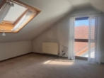 Schlafzimmer - Sofort beziehbar! Charmante 3-Zimmer-Maisonettewohnung mit sonnigem Balkon und Garage !