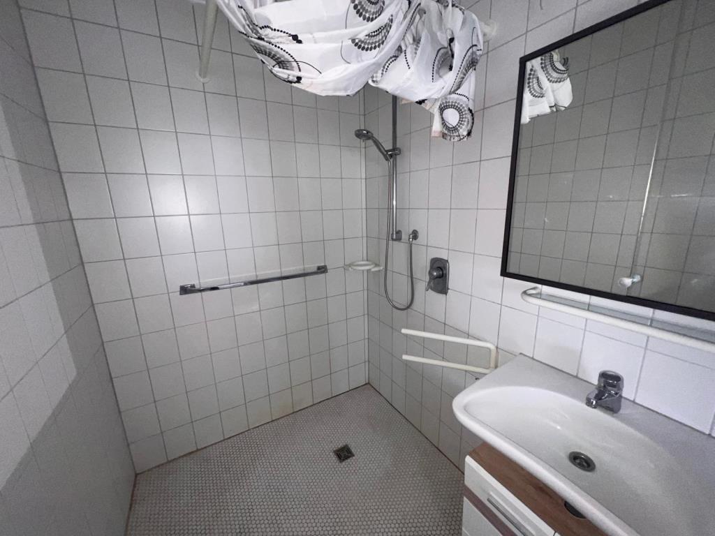 Sofort beziehbar! Interessante 2 Zimmer-Wohnung in idealer Lage in ES! - Badezimmer (43534)