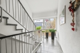 Treppenhaus - Raumwunder 3-Zimmer-Dachgstudiowohnung mit Carport – clever geschnitten - idealer Einstieg!