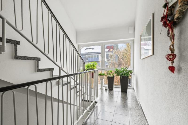 Raumwunder 3-Zimmer-Dachstudiowohnung mit Carport – clever geschnitten - idealer Einstieg! - Treppenhaus (47359)