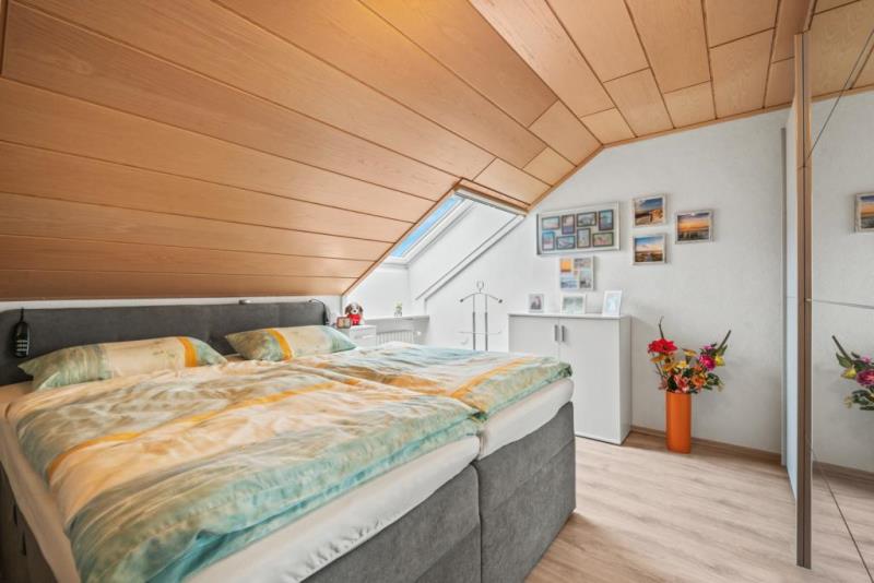 Raumwunder 3-Zimmer-Dachgstudiowohnung mit Carport – clever geschnitten - idealer Einstieg! - Schlafzimmer (44429)
