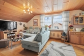 Wohnzimmer - Raumwunder 3-Zimmer-Dachgstudiowohnung mit Carport – clever geschnitten - idealer Einstieg!