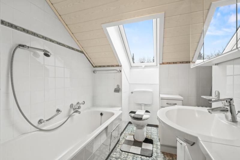 Raumwunder 3-Zimmer-Dachgstudiowohnung mit Carport – clever geschnitten - idealer Einstieg! - Badezimmer (44432)