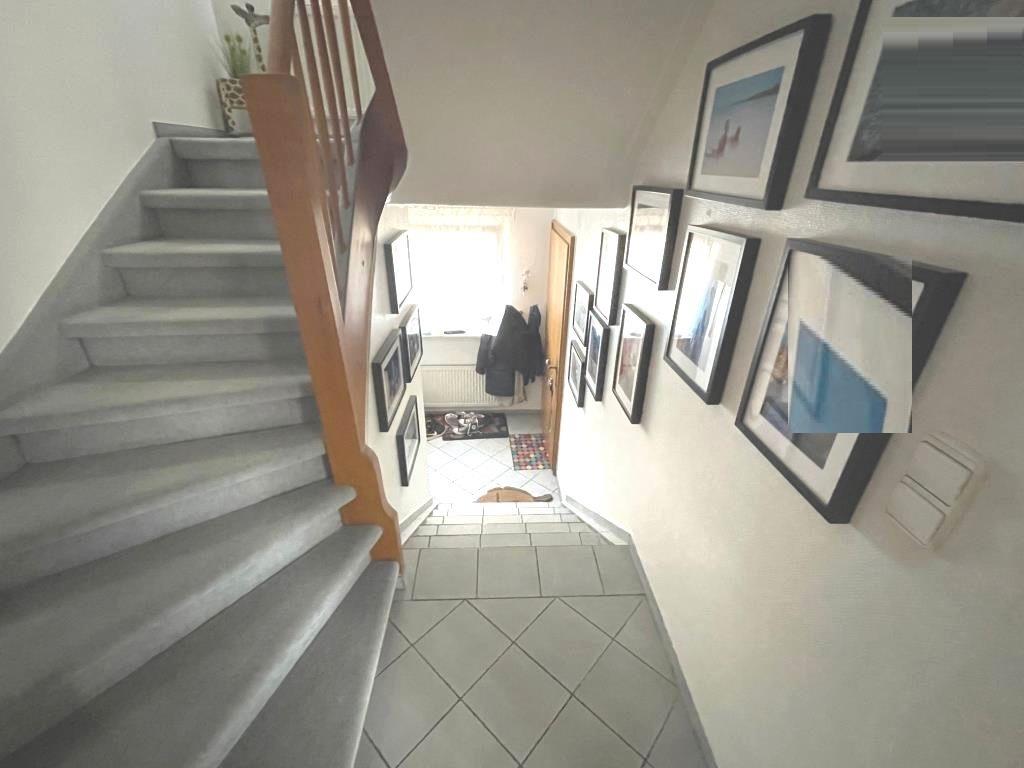 Platz für die ganze Familie! Zentrales freistehendes Einfamilienhaus! - Treppenhaus (37567)