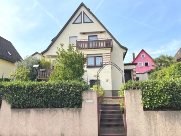 Perfekt für Familien! Attraktives Einfamilienhaus mit 2. Balkone & Garten!, 73061 Ebersbach(Fils), Einfamilienhaus