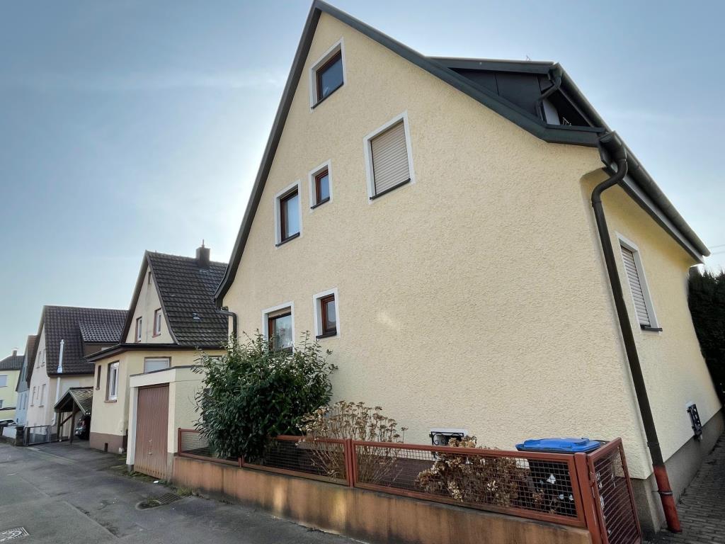 Platz für Glücksmomente! Einladendes Familienhaus in zentraler Wohnlage! - Außenansicht (43865)