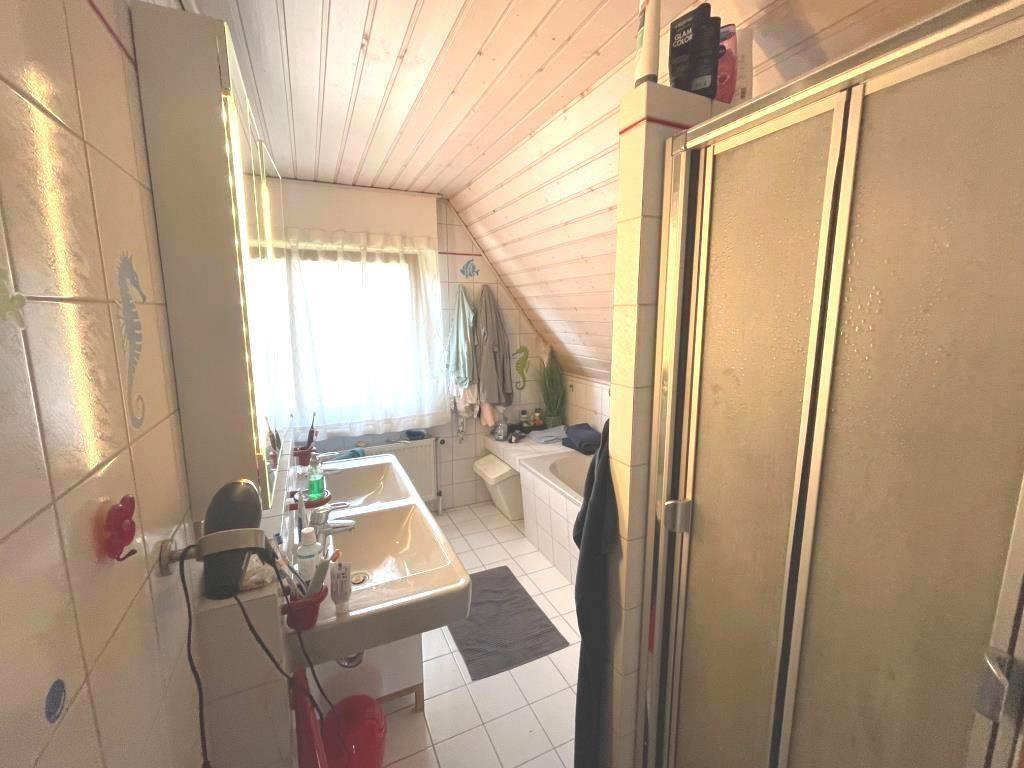 Platz für die ganze Familie! Zentrales freistehendes Einfamilienhaus! - Tageslichtbad (37940)