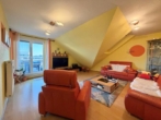 Wohnzimmer - Interessante Fernsicht! Attraktive 3,5 Zimmer-Wohnung mit Balkon!
