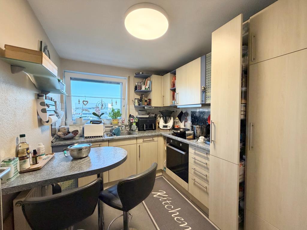 Interessante Fernsicht! Attraktive 3,5 Zimmer-Wohnung mit Balkon! - Küche (43034)