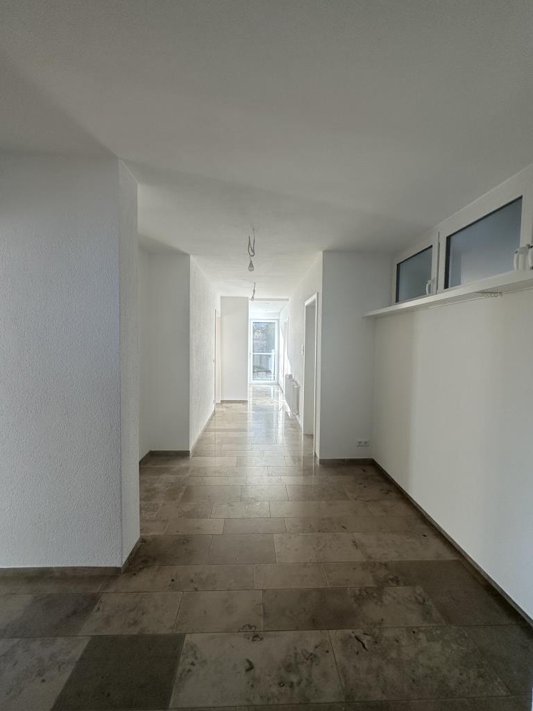 Stilvolle 3 1/2 Zimmer-Wohnung im Bungalowstil - barrierearm und modern! - Bezugsfrei - - Flur (39282)