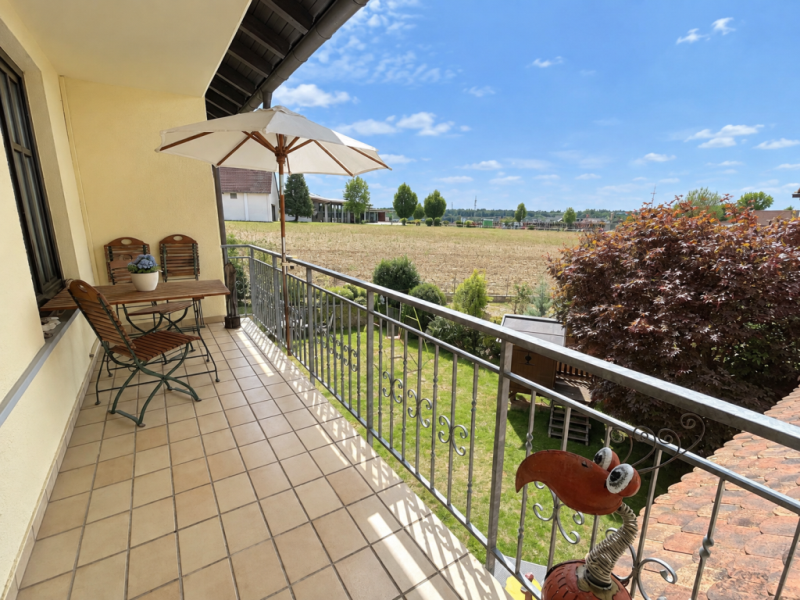 Außergewöhnlich wohnen auf zwei Ebenen – mit Balkon und Garten - Balkon (53444)