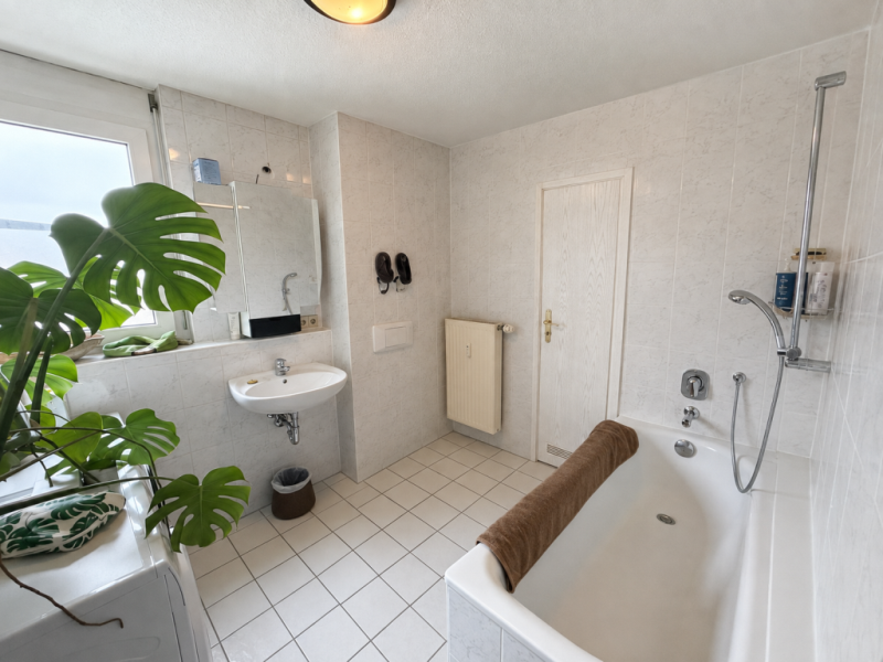 Seltene Gelegenheit! Interessante 2,5 Zimmer-Wohnung mit Balkon in Stuttgart! - Tageslichtbad (51295)