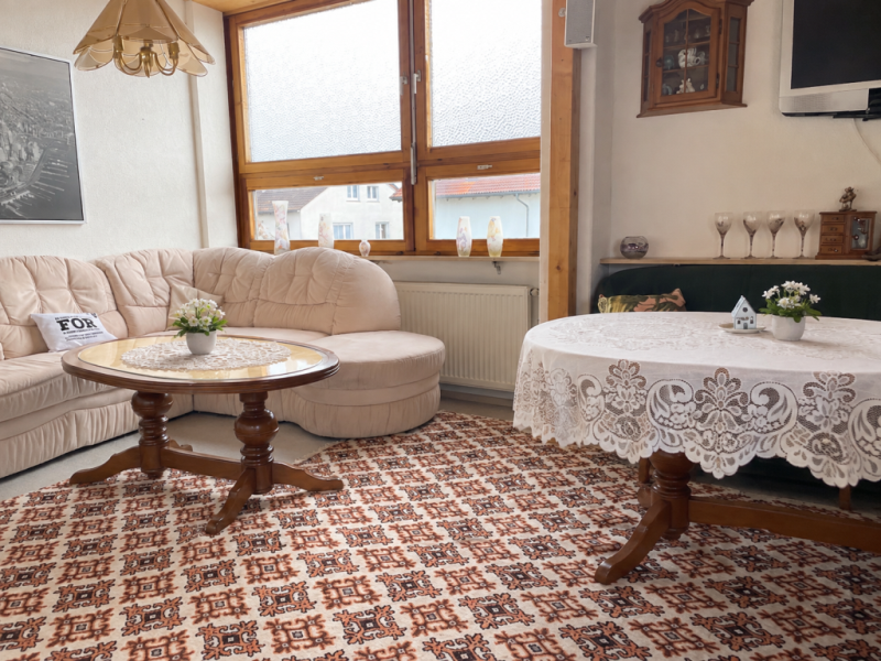Mehrfamilienhaus mit drei nicht abgeschlossenen Wohnungen in ruhiger Lage von Gschwend ! - Wohn/- Essbereich (53531)
