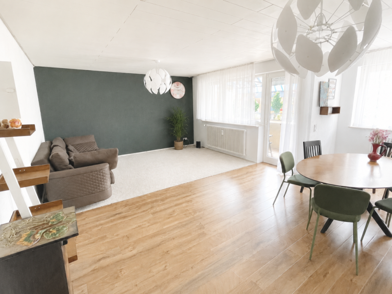 Zentrales Wohnen! Interessante 4 Zimmer-Wohnung mit Balkon & Aufzug! - Wohnzimmer (51505)