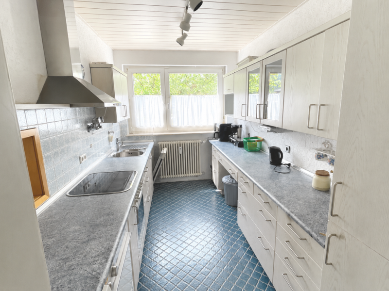 Zentrales Wohnen! Interessante 4 Zimmer-Wohnung mit Balkon & Aufzug! - Küche (51506)