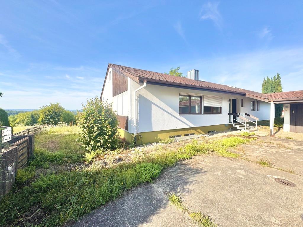 Traumhafte Aussichtslage! Freistehendes Einfamilienhaus mit Blicks ins Grüne! - Außenansicht (31831)