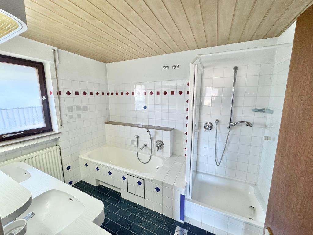 Gartenliebhaber aufgepasst! Freistehendes Einfamilienhaus in Aussichtslage! - Tageslichtbad (36753)