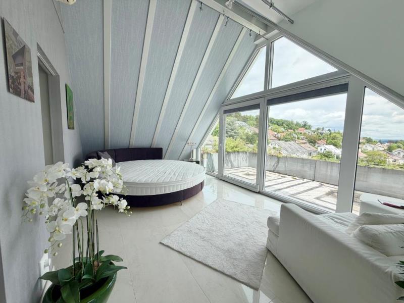 Extravaganter Wohntraum! Luxuriöse 5,5 Zimmer-Maisonette für gehobene Ansprüche! - Schlafzimmer (50393)