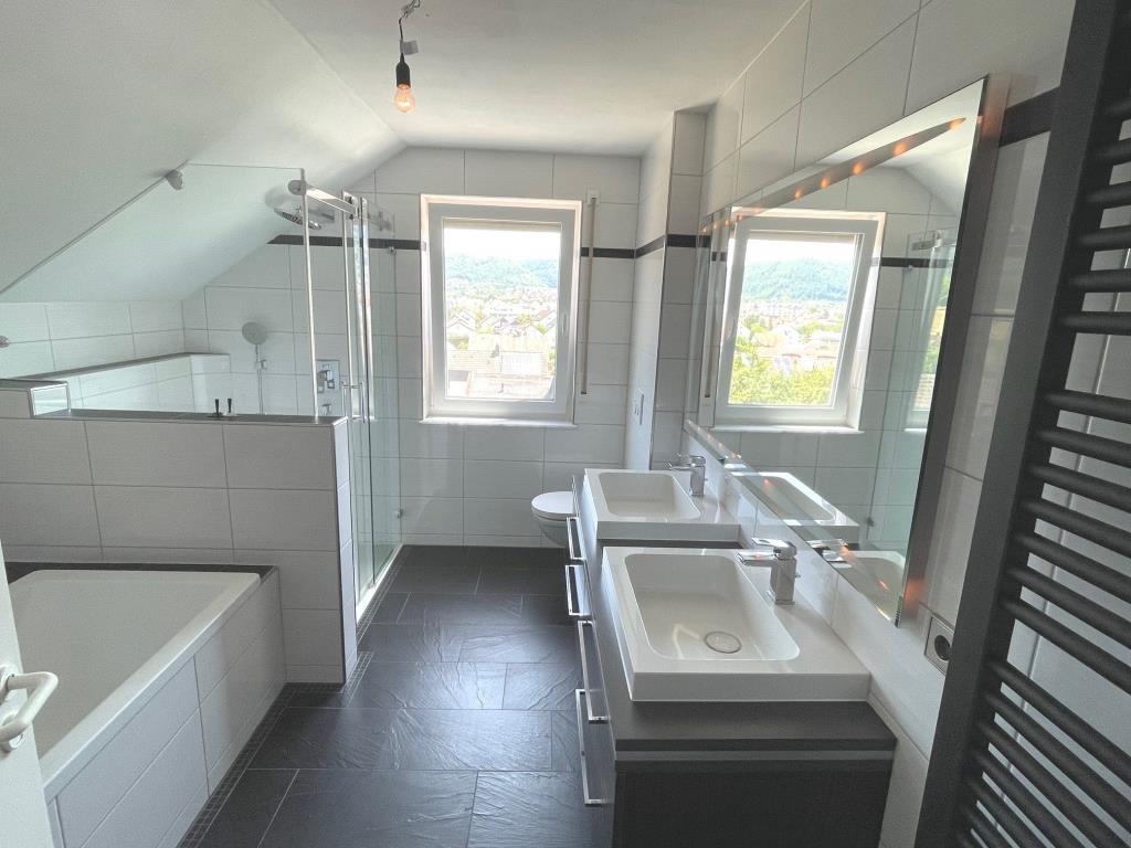 3,5 Zimmer-Wohnung für gehobene Ansprüche in beherrschender Aussichtslage! - Tageslichtbad (38384)