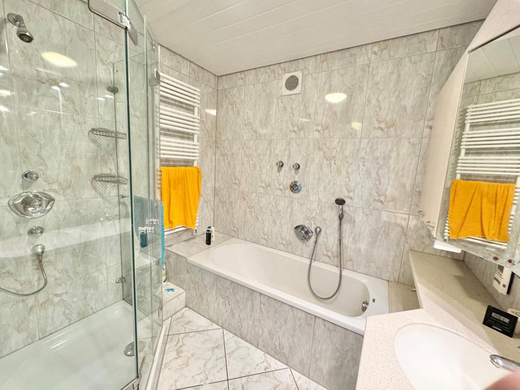 Seltene Gelegenheit! Ideale 3 Zimmer-Wohnung mit tollem Flair & Hobbyraum! - Badezimmer (31648)