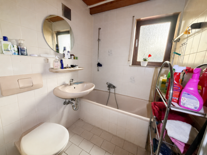Wohnung mit Potenzial! Ideale 2 Zimmer Wohnung mit Balkon & Einzelgarage! - Tageslichtbad (52714)