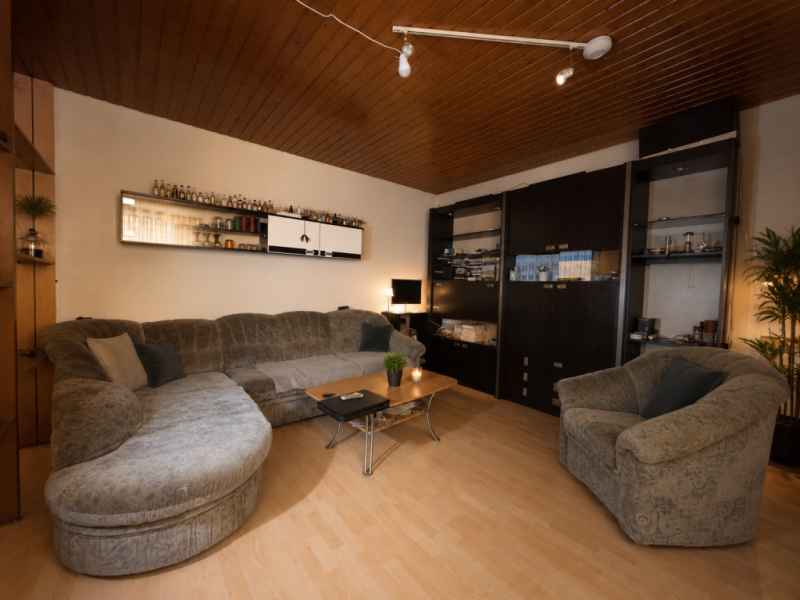 Wohnung mit Potenzial! Ideale 2 Zimmer Wohnung mit Balkon & Einzelgarage! - Wohnzimmer (52711)