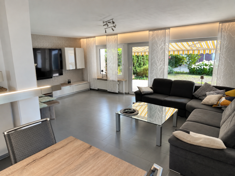 Repräsentative Doppelhaushälfte mit Balkon & Terrasse für moderne Ansprüche! - Wohnzimmer (54142)