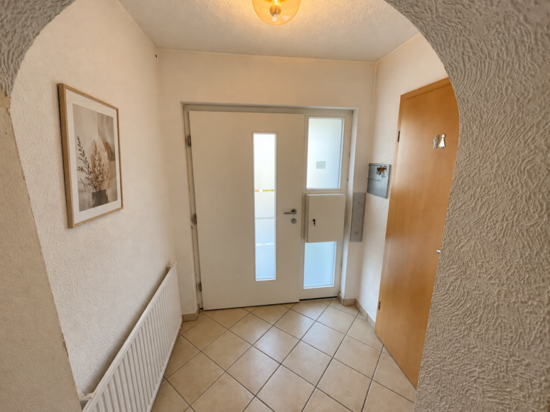 Repräsentative Doppelhaushälfte mit Balkon & Terrasse für moderne Ansprüche! - Flur (54032)