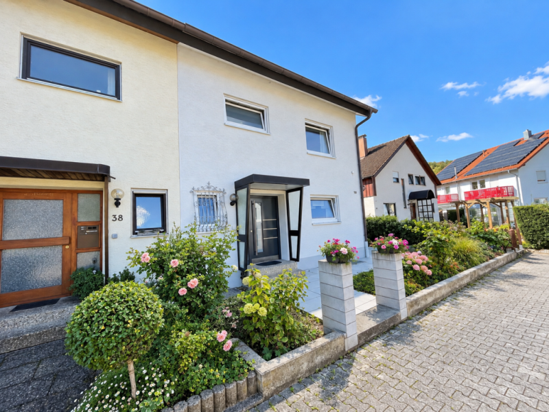 Repräsentative Doppelhaushälfte mit Balkon & Terrasse für moderne Ansprüche! - Eingangsbereich (54029)