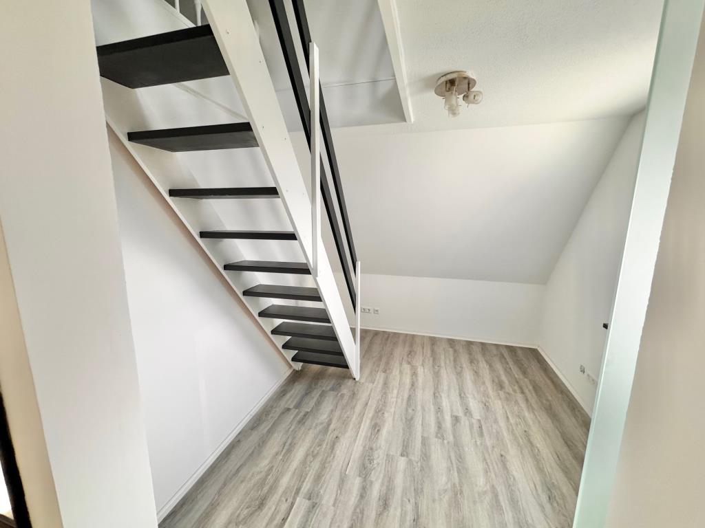 Seltene Gelegenheit! Sofort beziehbare 3,5 Zimmer-Dachstudiowohnung! - Büro (40725)