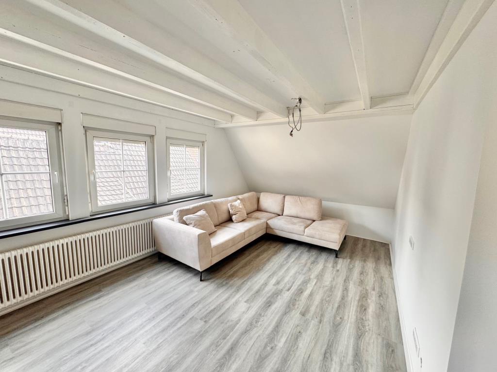 Seltene Gelegenheit! Sofort beziehbare 3,5 Zimmer-Dachstudiowohnung! - Wohnzimmer (40722)