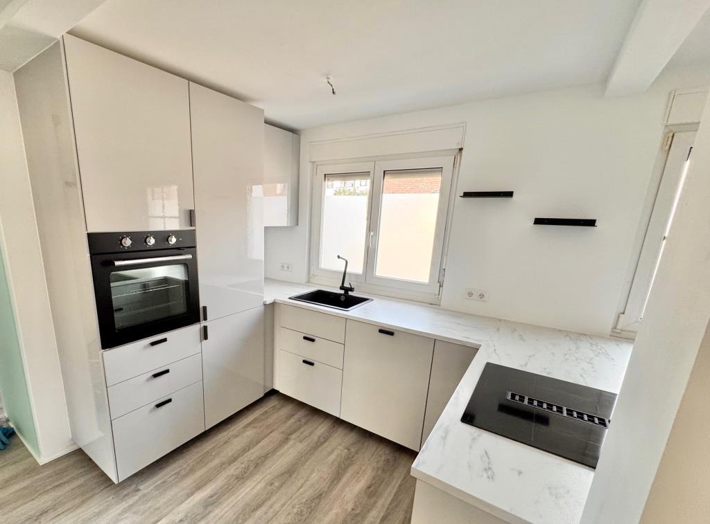 Seltene Gelegenheit! Sofort beziehbare 3,5 Zimmer-Dachstudiowohnung! - Küche (40724)