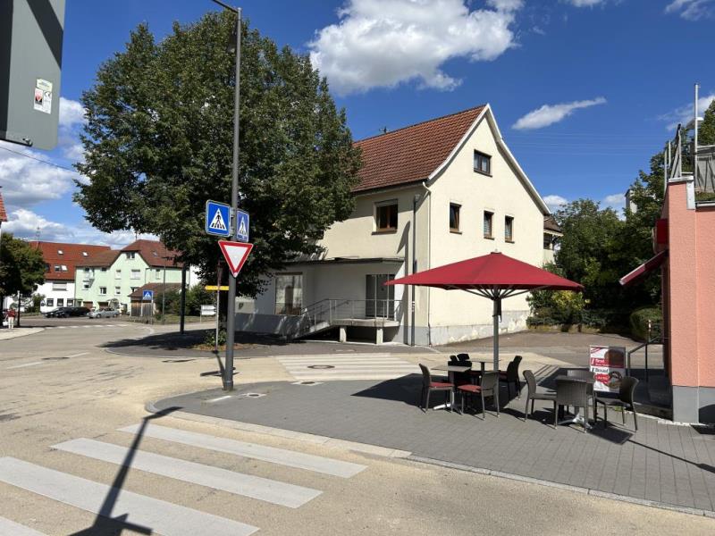 Viel Platz für Wohnen und Gewerbe – ca. 550 m² Fläche und zahlreiche Stellplätze! - Außenansicht (52633)