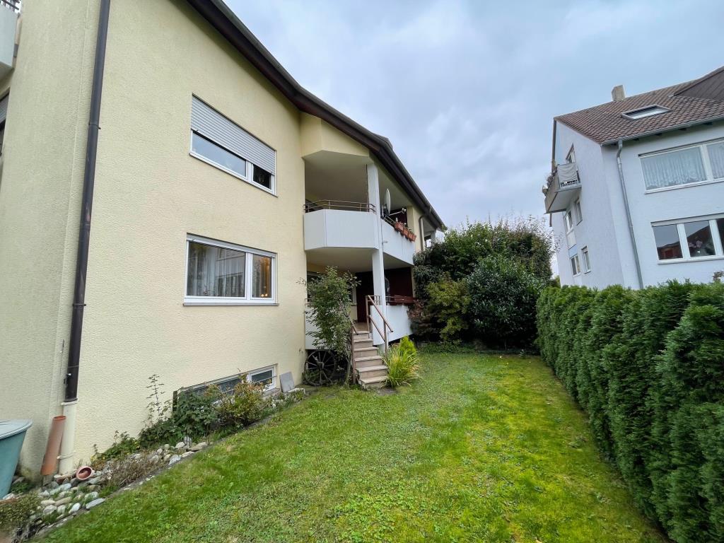 Ideal für die junge Familie! Attraktive 4 Zimmer-Wohnung mit 2. Balkone & Garten! - Außenansicht (36681)