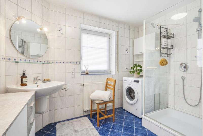 Heute Kapitalanlage, morgen Ihr Zuhause – gepflegte Doppelhaushälfte mit Einliegerwohnung! - Badezimmer Einliegerwohnung (52820)