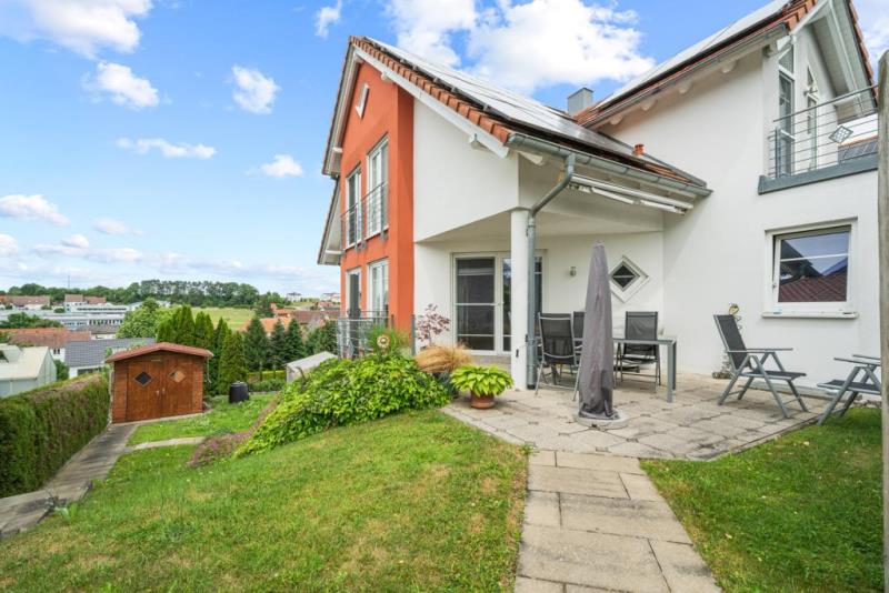 Heute Kapitalanlage, morgen Ihr Zuhause – gepflegte Doppelhaushälfte mit Einliegerwohnung! - Terrassenansicht (52812)
