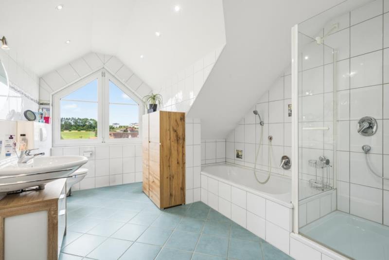 Heute Kapitalanlage, morgen Ihr Zuhause – gepflegte Doppelhaushälfte mit Einliegerwohnung! - Badezimmer (52818)