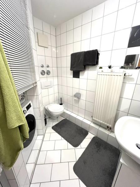 Einziehen, wohlfühlen oder investieren – charmante 2-Zimmer-Wohnung mit Balkon! - Badezimmer (53225)