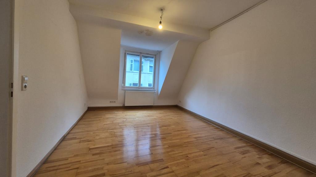 Sofort beziehbar! 3-Zimmer-Wohnung mit 2 zusätzlichen Zimmern im Dachgeschoss! - Schlafzimmer 1. OG (43566)