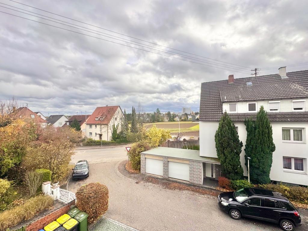 Ideale Gelegenheit! Interessante 2 Zimmer-Wohnung mit Balkon & Stellplatz! - Balkonaussicht (42685)