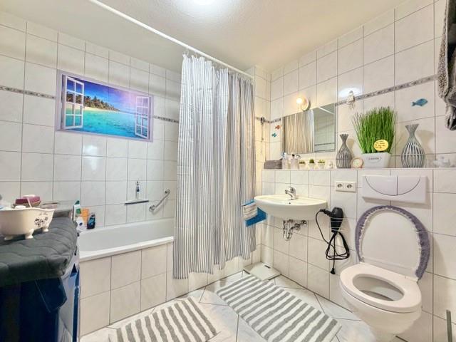 Gartentraum! Attraktive 3 Zimmer EG Wohnung mit PKW Stellplatz! - Badezimmer (51930)
