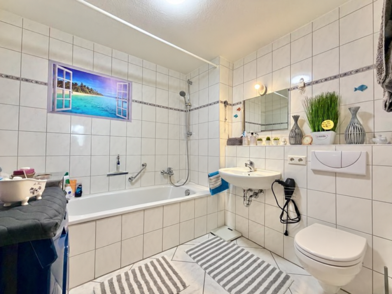 Gartentraum! Attraktive 3 Zimmer EG Wohnung mit PKW Stellplatz! - Badezimmer (54847)