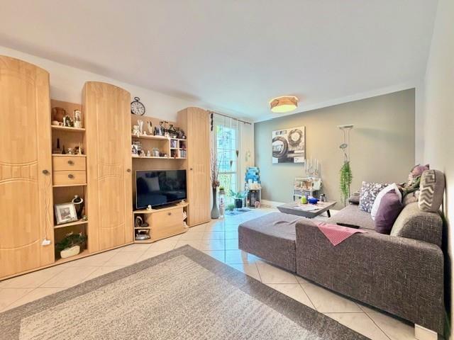 Gartentraum! Attraktive 3 Zimmer EG Wohnung mit PKW Stellplatz! - Wohnzimmer (50129)